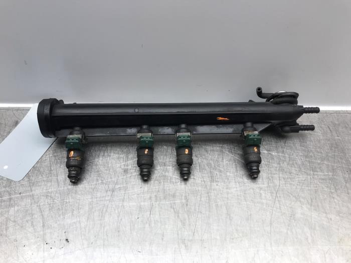 Injector brug van een Audi A3 (8L1) 1.6 2003