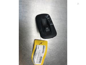 Gebruikte Ruit schakelaar elektrisch Renault Trafic New (FL) 2.0 dCi 16V 90 Prijs € 40,00 Margeregeling aangeboden door Autosloperij Alexander