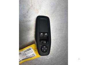 Gebruikte Ruit schakelaar elektrisch Peugeot 208 I (CA/CC/CK/CL) 1.2 Vti 12V PureTech 82 Prijs op aanvraag aangeboden door Autosloperij Alexander