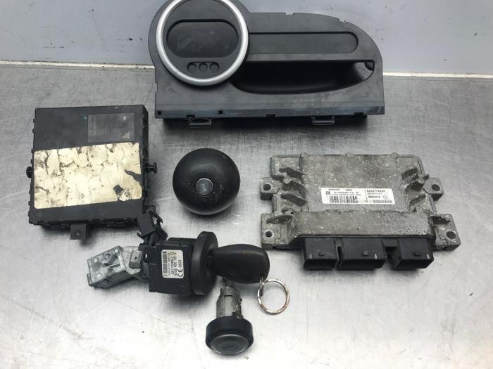 Gebruikte Kontaktslot + computer Renault Twingo II (CN) 1.2 16V Prijs op aanvraag aangeboden door Autosloperij Alexander