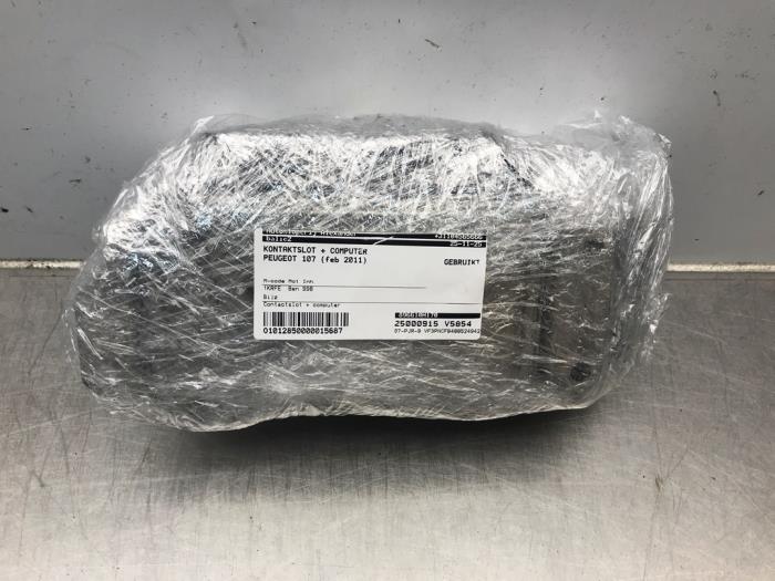 Kontaktslot + computer van een Peugeot 107 1.0 12V 2011