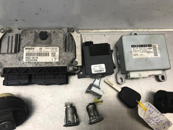 Kontaktslot + computer van een Peugeot 107 1.0 12V 2011