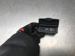 Gebruikte AUX/USB aansluiting Renault Megane III Grandtour (KZ) 1.5 dCi 90 Prijs € 20,00 Margeregeling aangeboden door Autosloperij Alexander