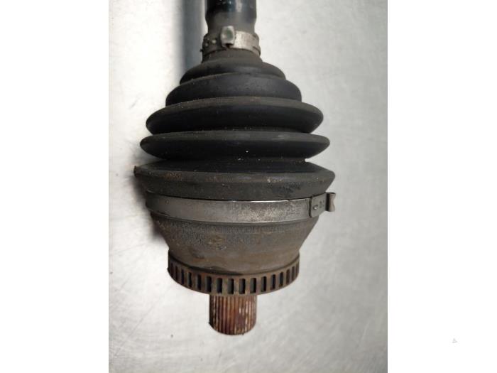 Gebruikte Aandrijfas links-voor Audi A4 Avant (B7) 2.0 TFSI 20V Prijs € 50,00 Margeregeling aangeboden door Autosloperij Alexander