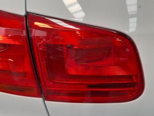 Gebruikte Achterlicht links Volkswagen Tiguan (5N1/2) 1.4 TSI 16V Prijs € 66,55 Inclusief btw aangeboden door Autohandel Didier