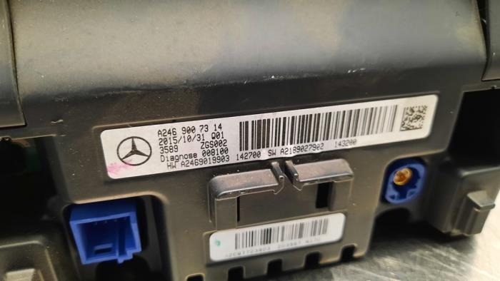Display Multi Media regelunit van een Mercedes-Benz GLA (156.9)  2016