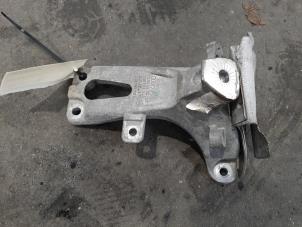 Gebruikte Versnellingsbak Steun Porsche Macan (95B) 3.0 S Diesel V6 24V Prijs € 48,40 Inclusief btw aangeboden door Autohandel Didier