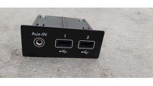 Gebruikte AUX/USB aansluiting Renault Clio V (RJAB) 1.3 TCe 130 16V Prijs € 36,30 Inclusief btw aangeboden door Autohandel Didier