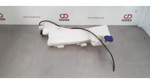 Gebruikte Ruitensproeiertank voor Peugeot 5008 II (M4/MC/MJ/MR) 1.6 BlueHDi 115 Prijs € 24,20 Inclusief btw aangeboden door Autohandel Didier