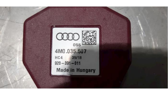 Antenne Versterker van een Audi A6 Avant (C8) 2.0 40 TDI Mild Hybrid 2018