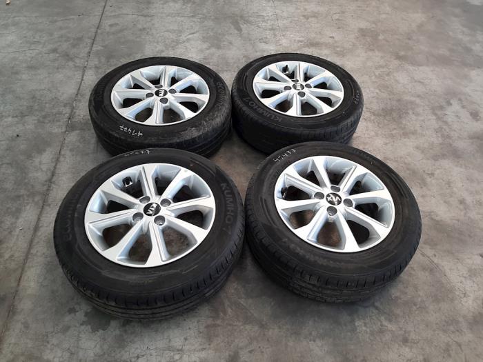 Felgen Set + Reifen Kia Stonic