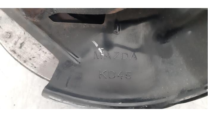 Asschenkel rechts-voor van een Mazda CX-3 1.5 Skyactiv D 105 16V 2018