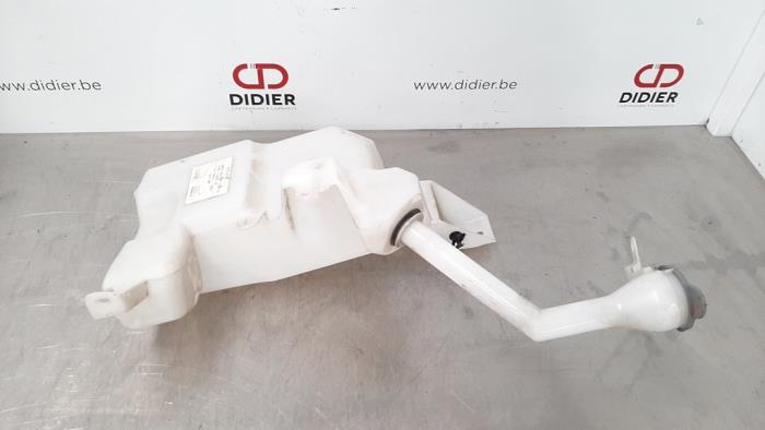 Ruitensproeiertank voor van een Nissan Qashqai (J11) 1.5 dCi DPF 2016