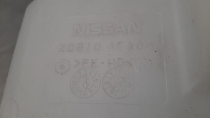 Ruitensproeiertank voor van een Nissan Qashqai (J11) 1.5 dCi DPF 2016