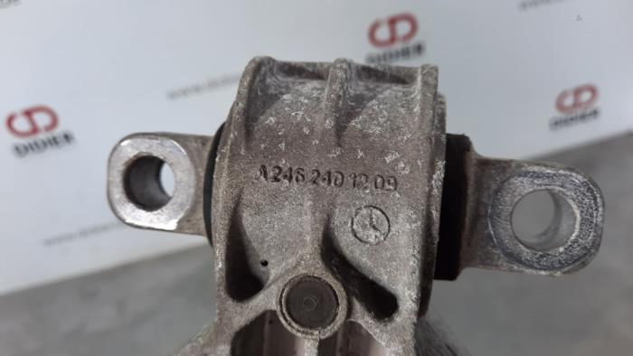 Motorrubber van een Mercedes-Benz CLA Shooting Brake (117.9) 1.6 CLA-180 16V 2017