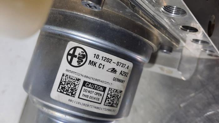 Stuurbekrachtiging Pomp van een Alfa Romeo Giulia (952) 2.0 T 16V Veloce Q4 2018