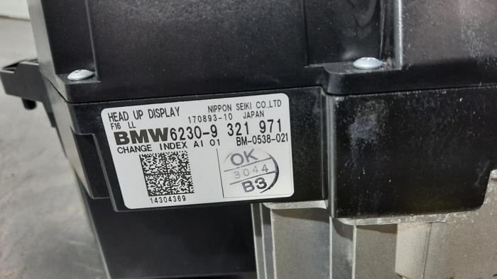 Head-up display van een BMW X6 (F16) M Turbo 4.4i V8 32V 2016