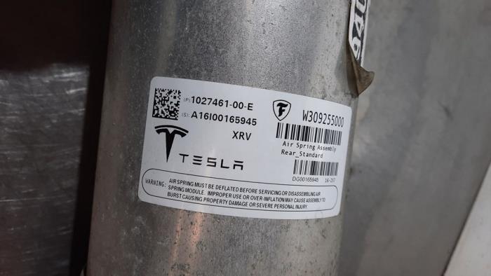 Schokdemper rechts-achter van een Tesla Model X 90D 2017