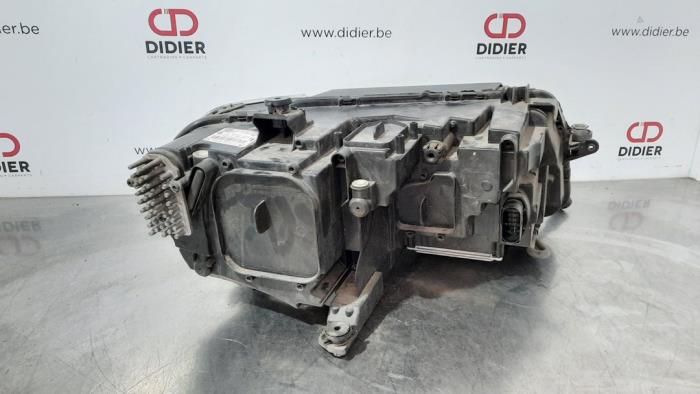 Linker Koplamp van een Volkswagen Tiguan (AD1) 2.0 TDI 16V 4Motion 2016