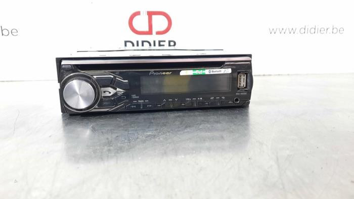 Radio van een Volkswagen Caddy IV 2.0 TDI 150 2018
