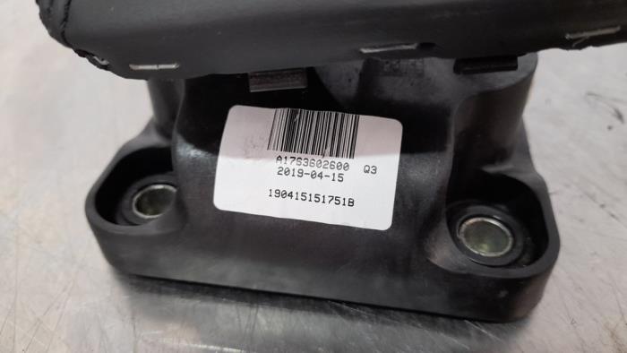 Versnellingspook van een Mercedes-Benz GLA (156.9) 1.6 180 16V 2019