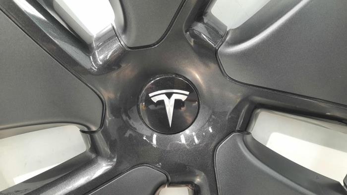 Wieldop van een Tesla Model 3 EV AWD 2021