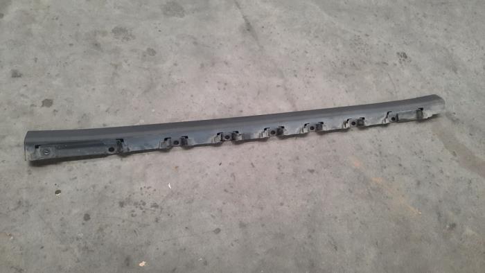 Marche-pied (list de couverture) droite Suzuki Ignis