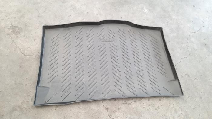 Coffre tapis Mazda 2.