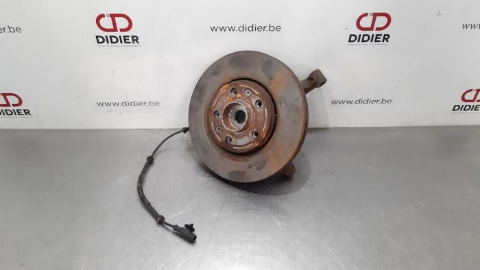 Fusee links-voor Renault Trafic