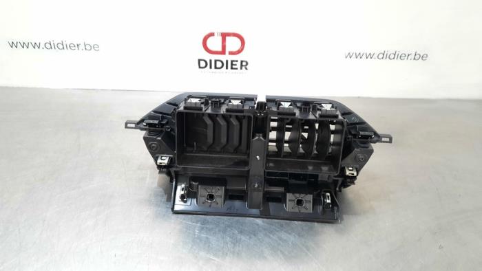 Middenconsoles van een Peugeot 2008 (UD/UK/UR/US/UX) 1.2 VTi 12V PureTech 130 2020