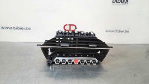 Gebruikte Middenconsoles Peugeot 2008 (UD/UK/UR/US/UX) 1.2 VTi 12V PureTech 130 Prijs € 66,55 Inclusief btw aangeboden door Autohandel Didier