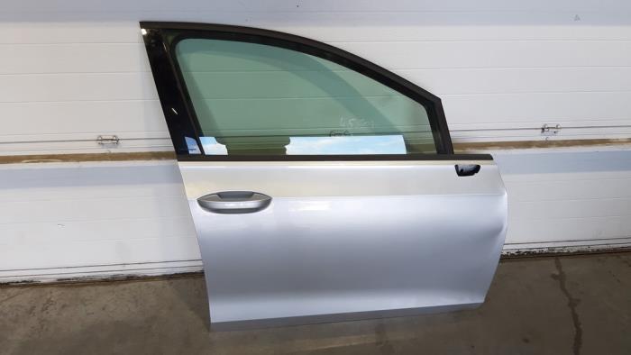 Volkswagen Golf Drzwi prawe przednie wersja 4-drzwiowa