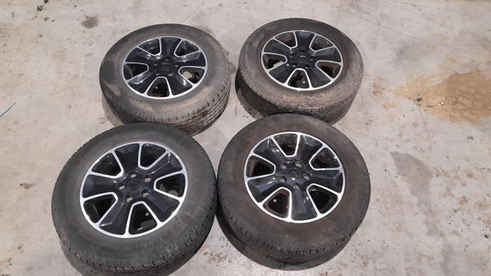 Dacia Duster Felgen Set + Reifen