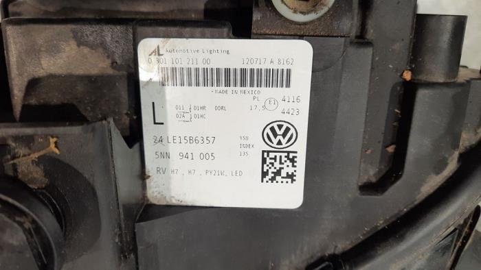 Linker Koplamp van een Volkswagen Tiguan (AD1) 2.0 TDI 16V BlueMotion Technology SCR 2018