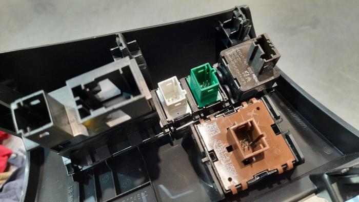 Schakelaar (diversen) van een Citroën C4 Berline (BA/BB/BC) 1.5 BlueHDi 110 16V 2021