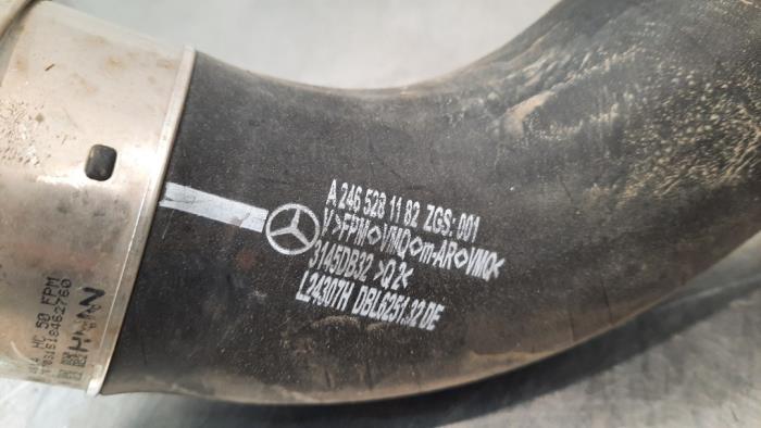 Intercooler Slang van een Mercedes-Benz A (W176) 2.2 A-200 CDI, A-200d 16V 2015