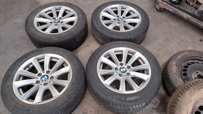 Velgen set + winterbanden van een BMW 5 serie (F10) 535d 24V 2011