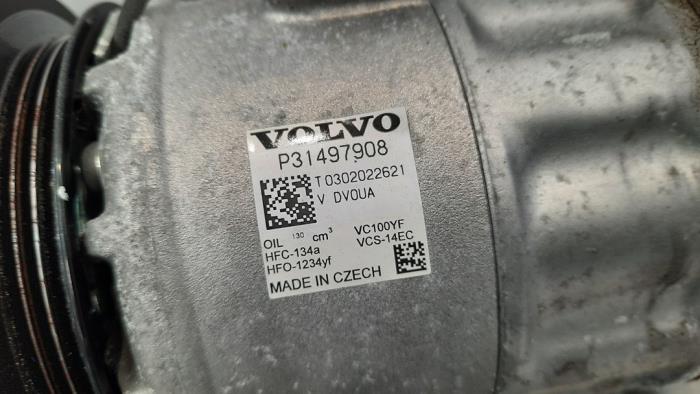 Aircopomp van een Volvo XC60 II (UZ) 2.0 B5 16V Mild Hybrid AWD 2020