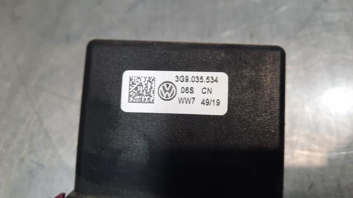 Antenne Versterker van een Volkswagen Passat Variant (3G5) 1.6 TDI 16V 2020