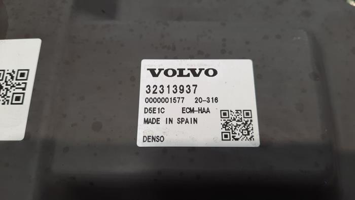 Computer Motormanagement van een Volvo V60 II (ZW) 2.0 B4 16V Mild Hybrid Geartronic 2021