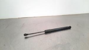 Gebruikte Gasdemper Motorkap links Skoda Octavia Combi (NXAC) 2.0 TDI GreenTec 16V Prijs € 24,20 Inclusief btw aangeboden door Autohandel Didier