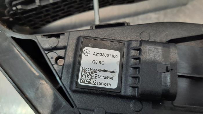 Gaspedaal van een Mercedes-Benz E (W213) E-300de 2.0 Turbo 16V 2019