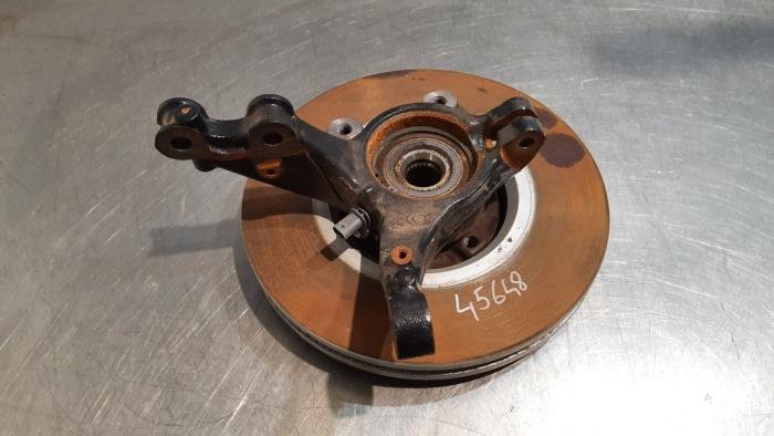 Fusee links-voor Peugeot 2008