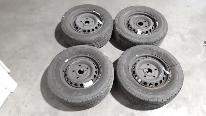 Velgen set + banden Ford Transit