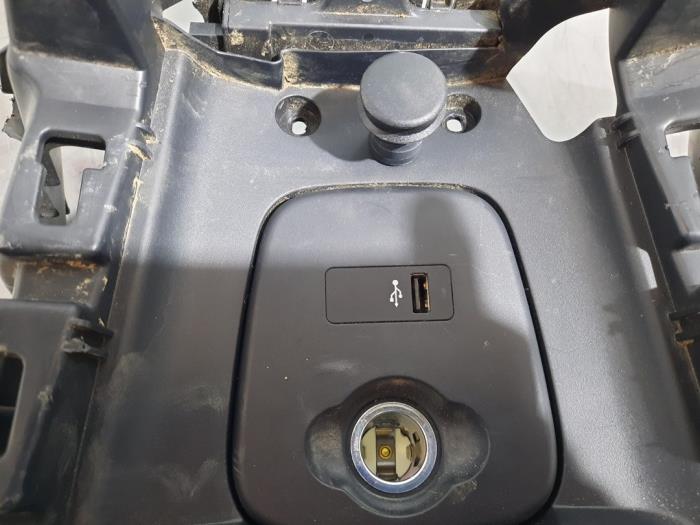 USB stekker van een MINI Mini Cabrio (F57) 1.5 12V Cooper 2018