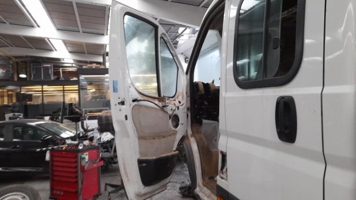 Portier 4Deurs links-voor van een Peugeot Boxer (U9) 3.0 HDi 175 Euro 5 2015