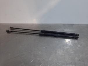 Gebruikte Gasdemperset Kofferdeksel Volvo V40 (MV) 2.0 D2 16V Prijs € 24,20 Inclusief btw aangeboden door Autohandel Didier