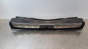 Gebruikte Afdekking slotvanger achter DS Automobiles DS 4 1.2 12V PureTech 130 Prijs € 66,55 Inclusief btw aangeboden door Autohandel Didier