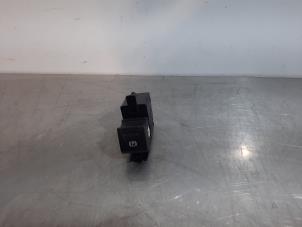 Gebruikte Handrem schakelaar Renault Laguna III Estate (KT) 2.0 dCi 16V 150 Prijs € 66,55 Inclusief btw aangeboden door Autohandel Didier