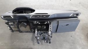 Gebruikte Dashboard Peugeot 5008 II (M4/MC/MJ/MR) 1.2 12V e-THP PureTech 130 Prijs € 1.149,50 Inclusief btw aangeboden door Autohandel Didier